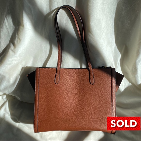 Banana Republic Handbags - Banana Republic Structured Leather Tote